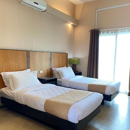 The Park - Silang Hotel Bagian luar foto