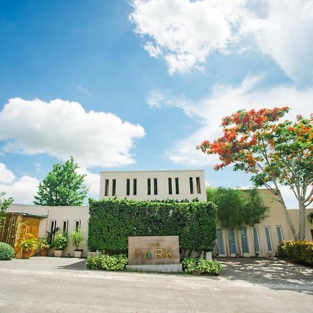 The Park - Silang Hotel Bagian luar foto