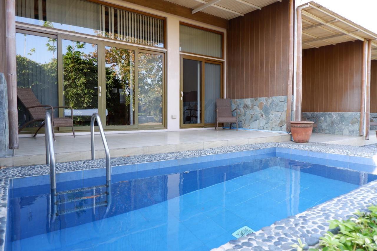 The Park - Silang Hotel Bagian luar foto