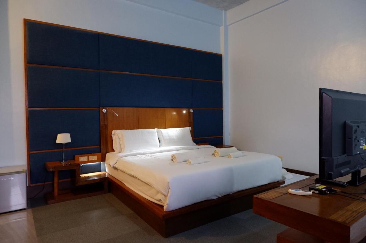 The Park - Silang Hotel Bagian luar foto