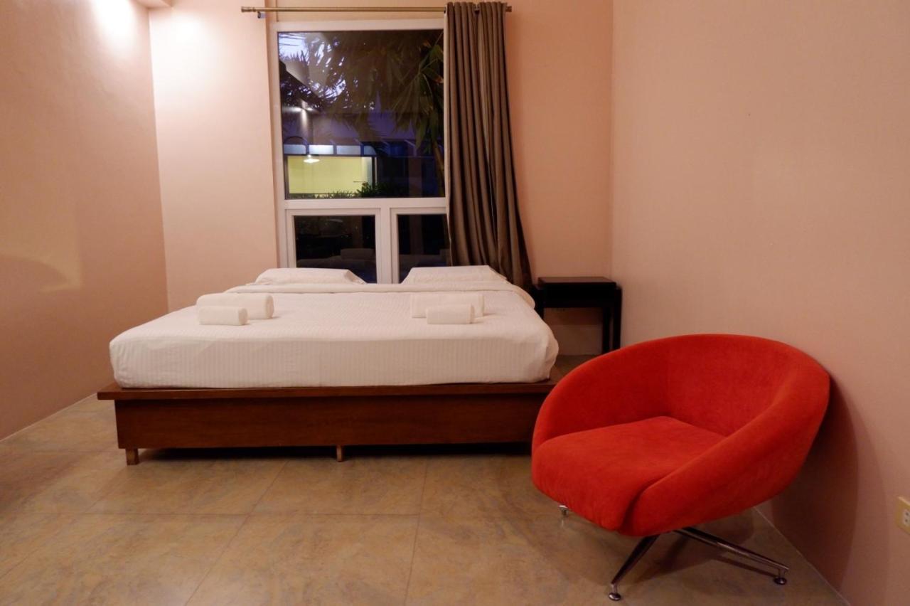 The Park - Silang Hotel Bagian luar foto