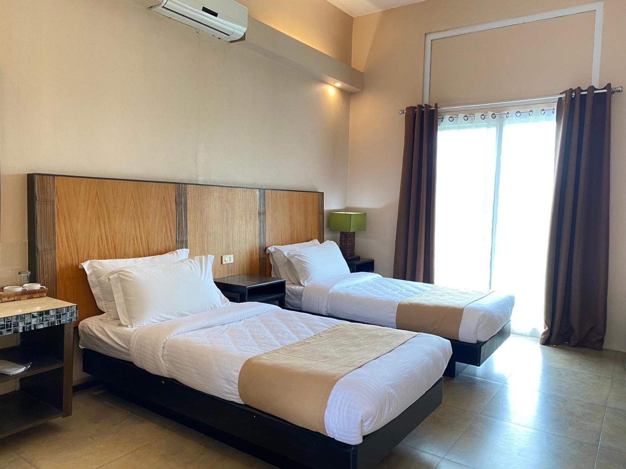 The Park - Silang Hotel Bagian luar foto