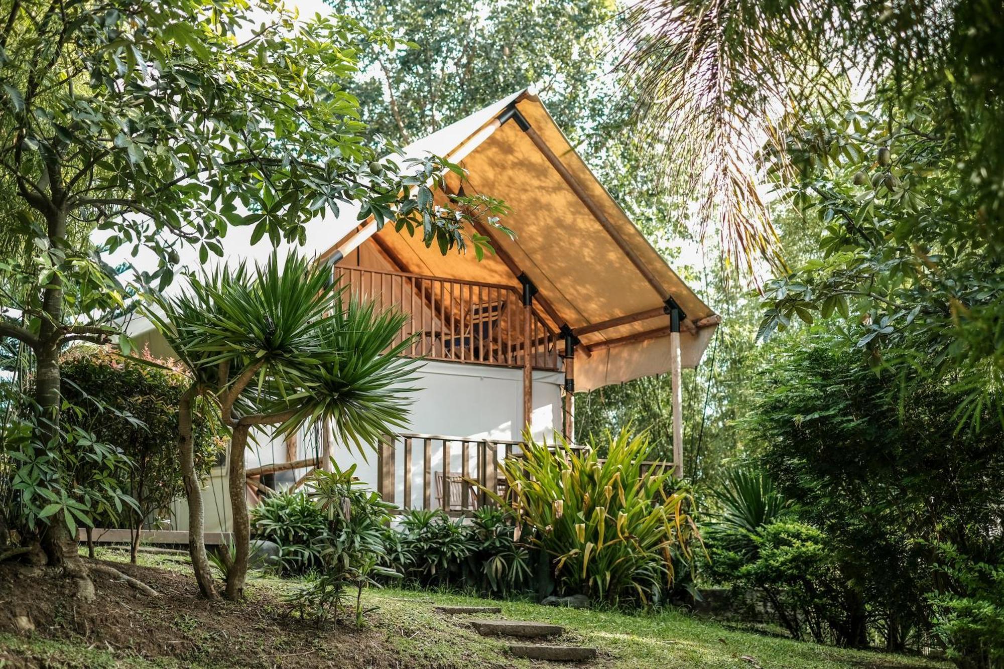 The Park - Silang Hotel Bagian luar foto