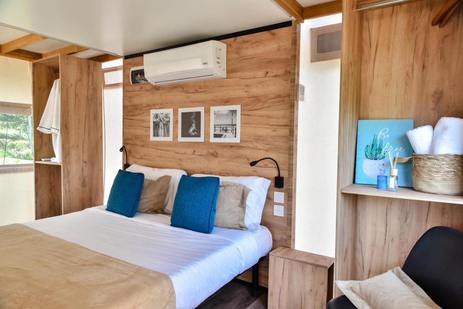 The Park - Silang Hotel Bagian luar foto