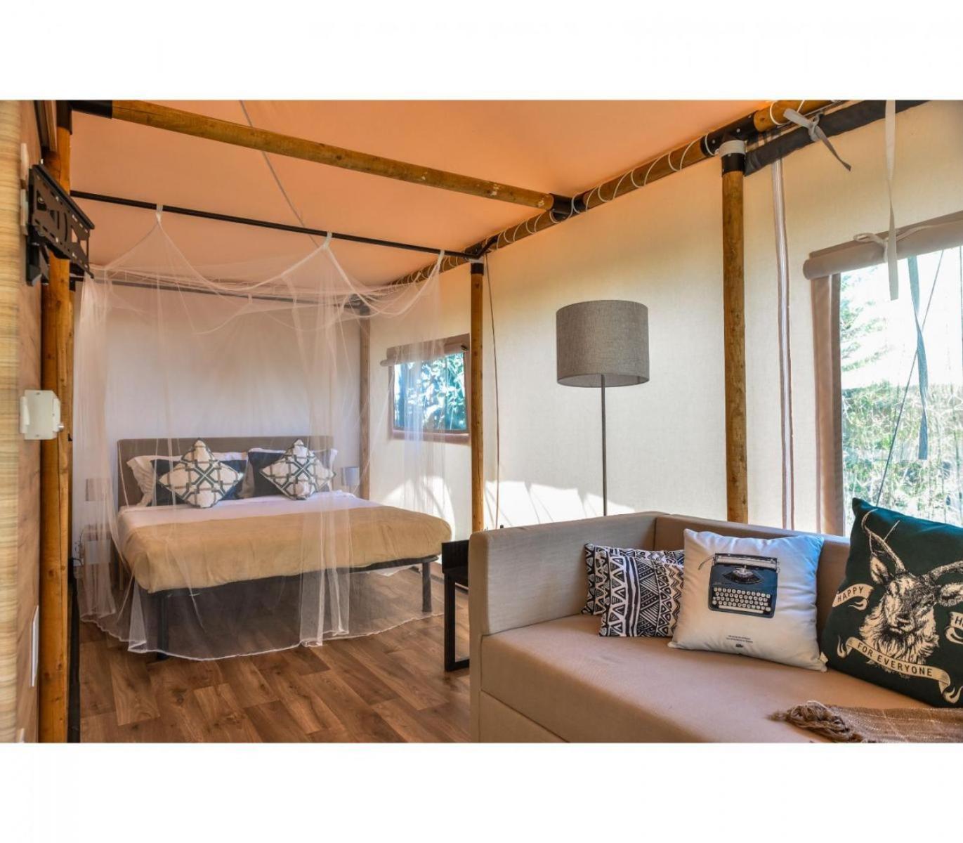 The Park - Silang Hotel Bagian luar foto