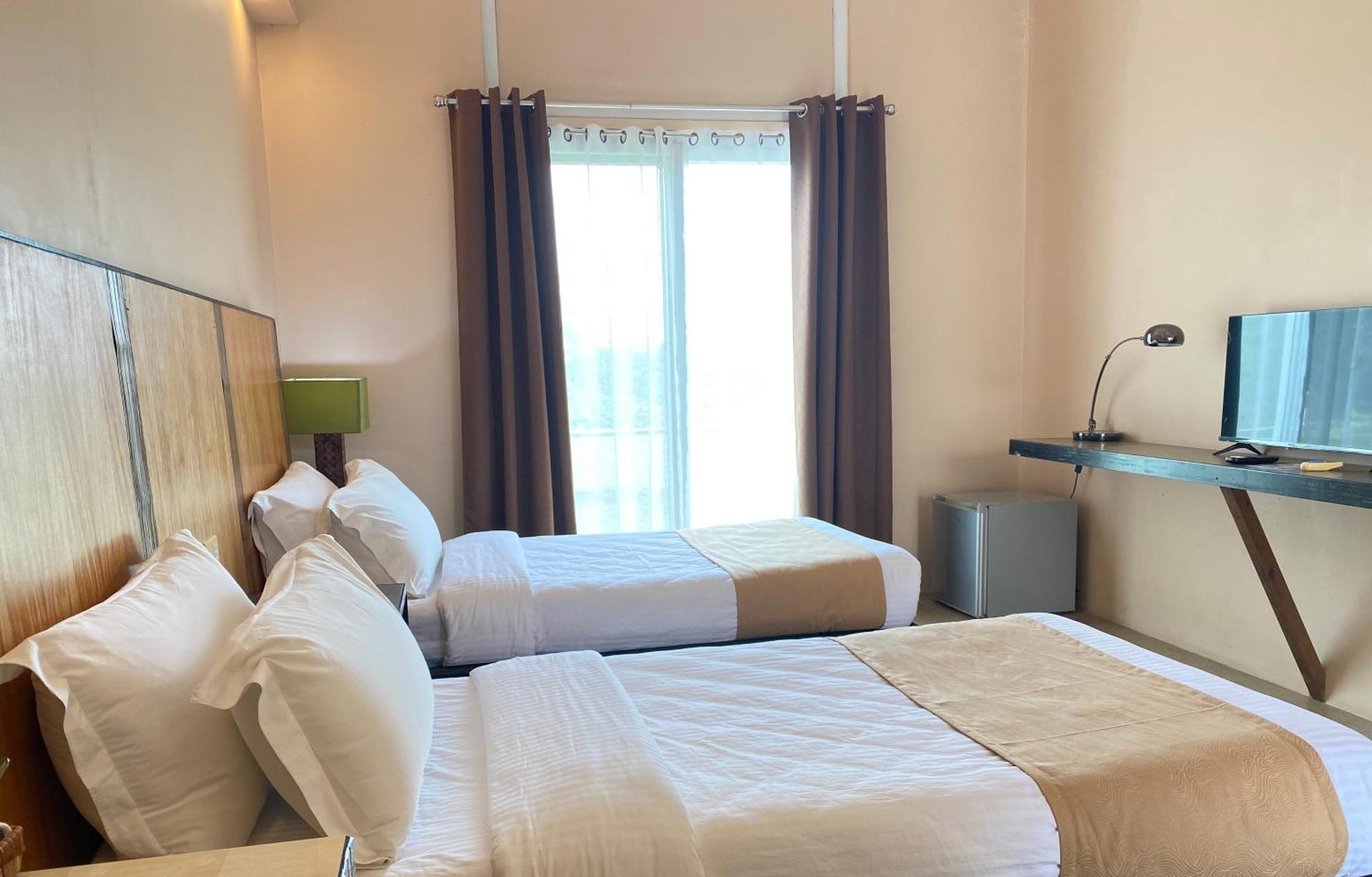 The Park - Silang Hotel Bagian luar foto