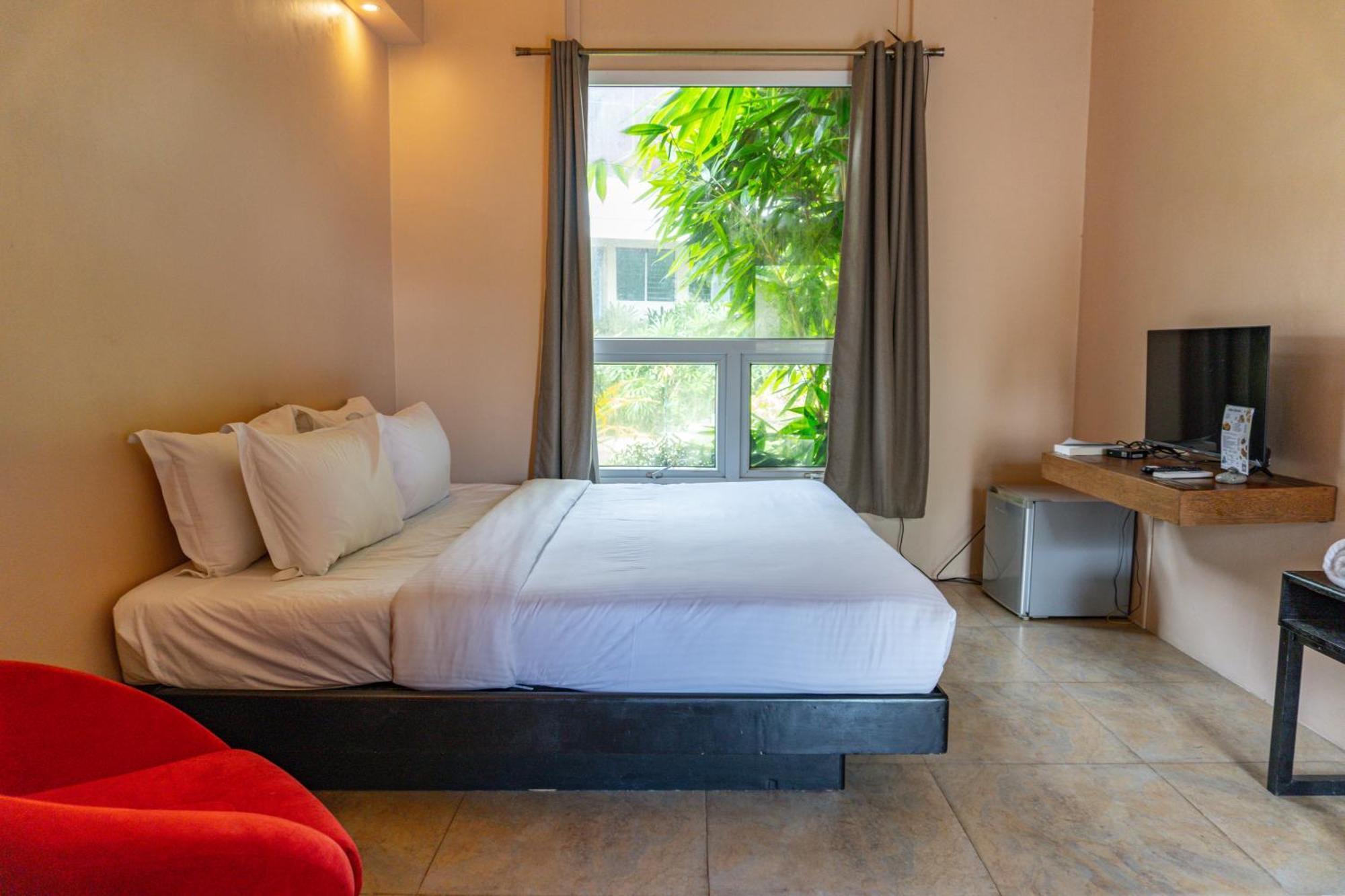 The Park - Silang Hotel Bagian luar foto