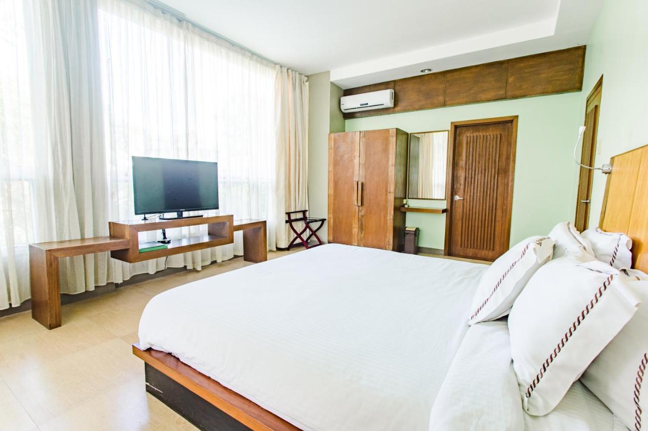The Park - Silang Hotel Bagian luar foto