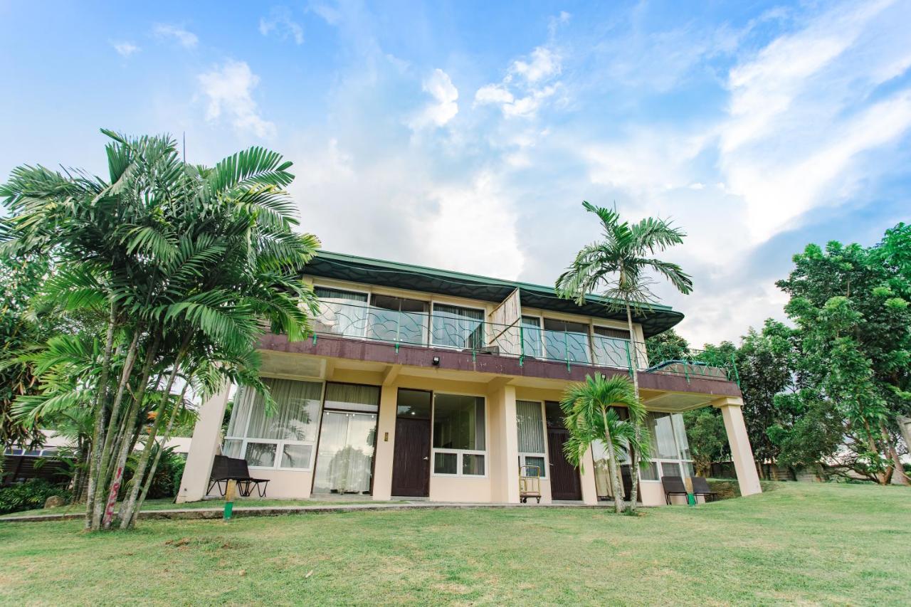 The Park - Silang Hotel Bagian luar foto