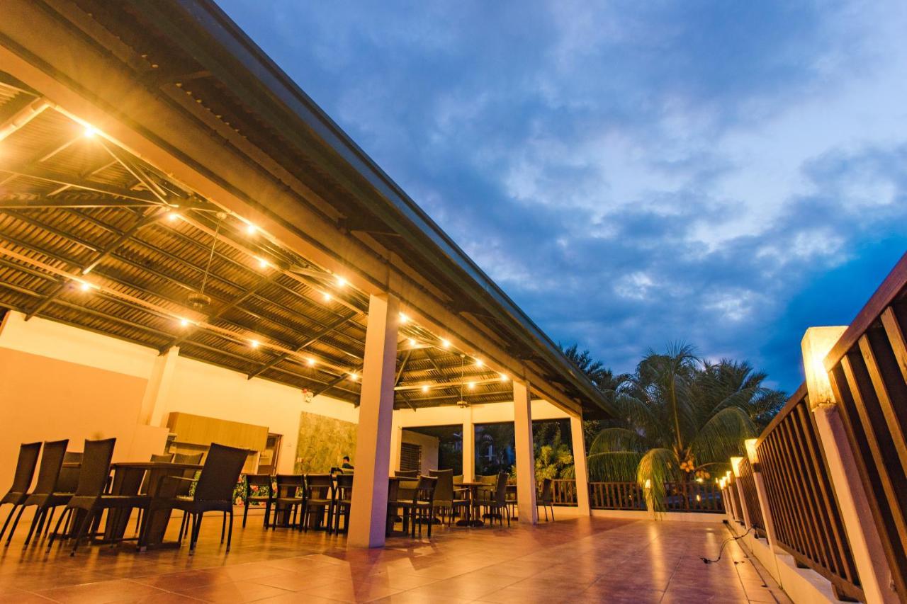The Park - Silang Hotel Bagian luar foto