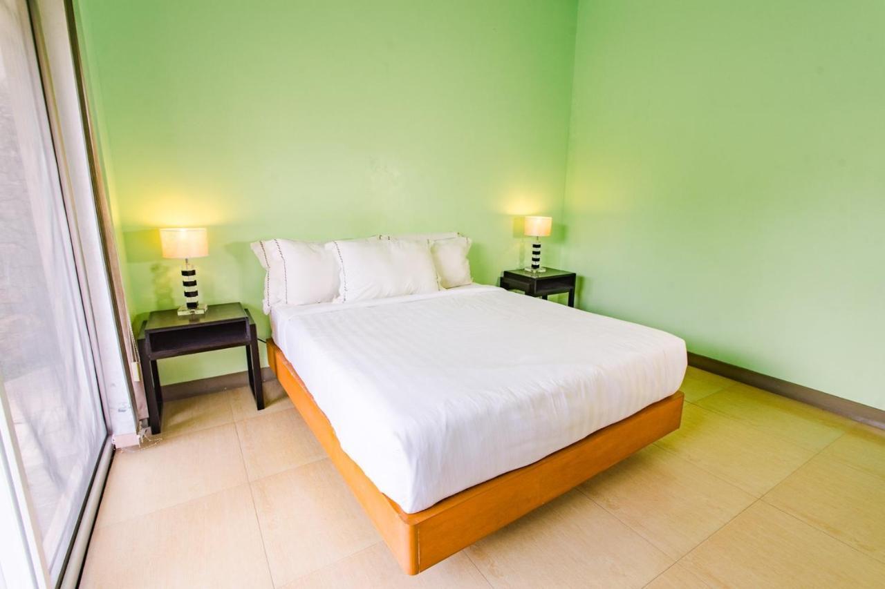 The Park - Silang Hotel Bagian luar foto