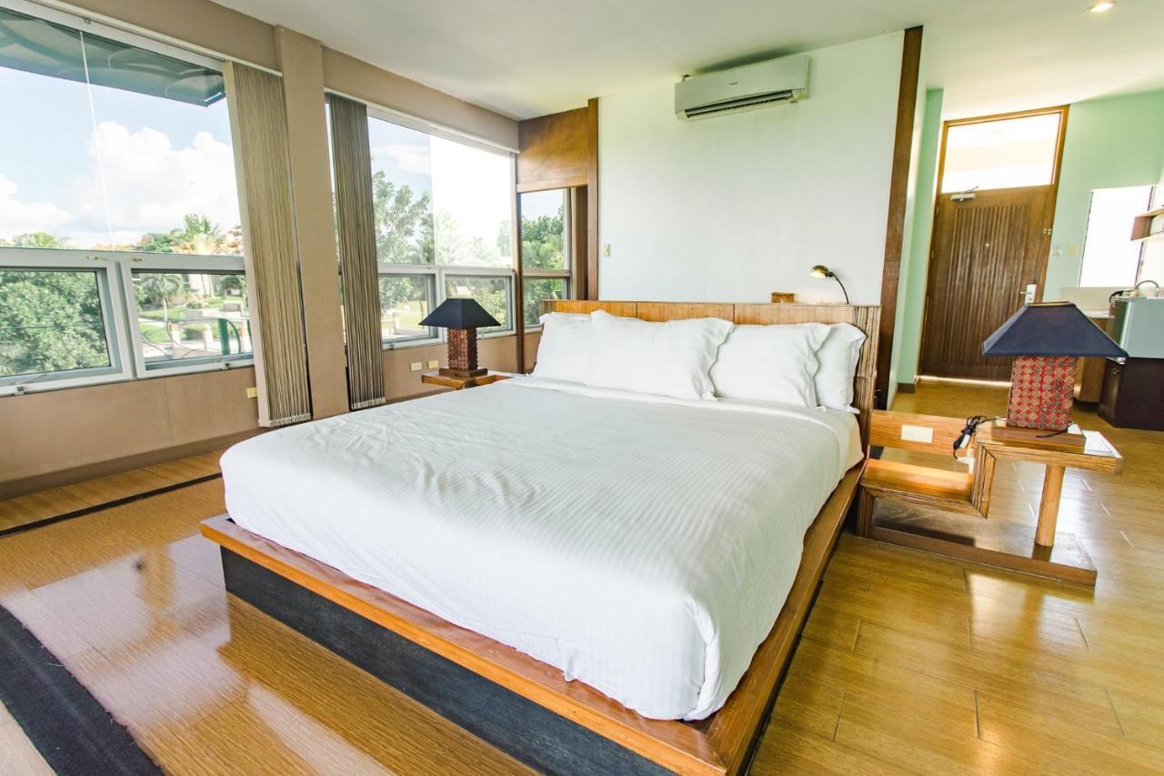 The Park - Silang Hotel Bagian luar foto