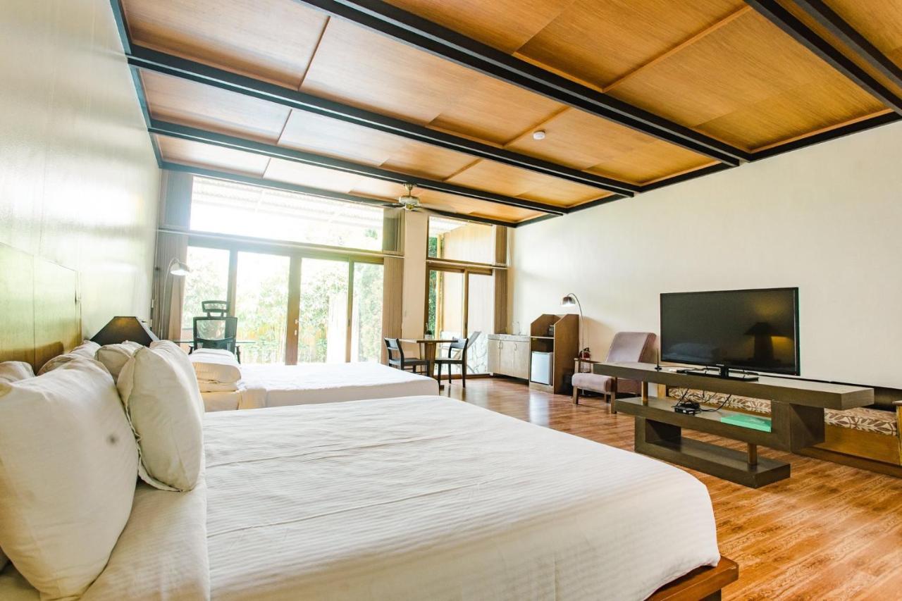 The Park - Silang Hotel Bagian luar foto