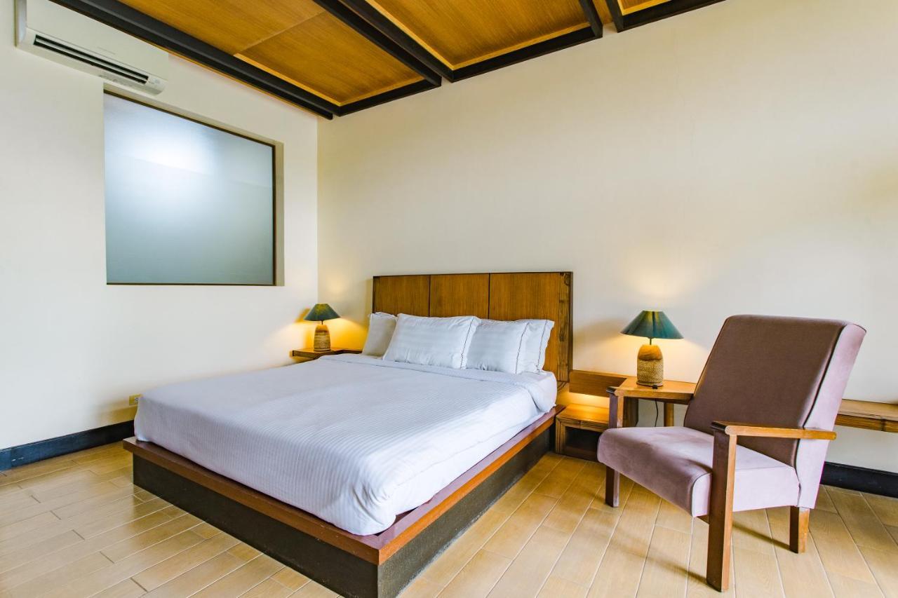 The Park - Silang Hotel Bagian luar foto
