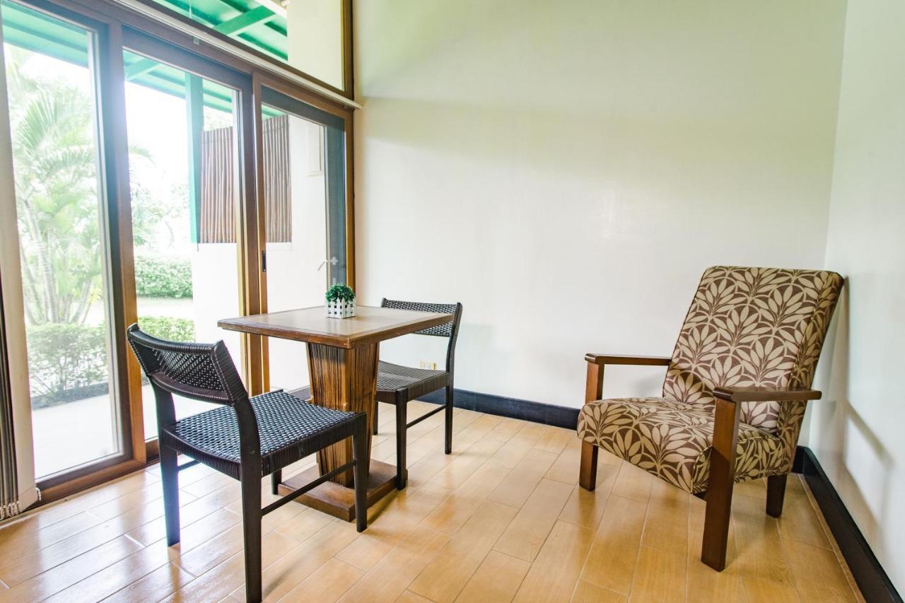 The Park - Silang Hotel Bagian luar foto