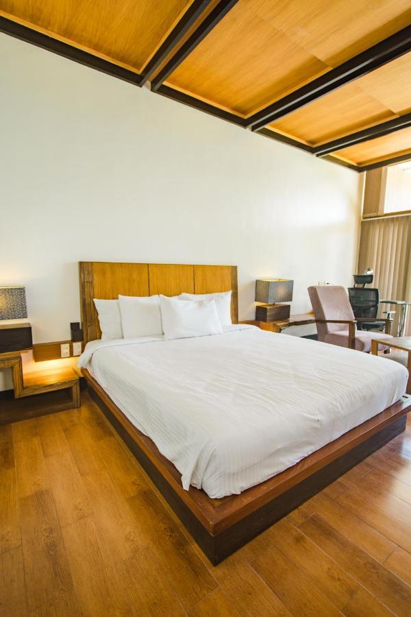 The Park - Silang Hotel Bagian luar foto