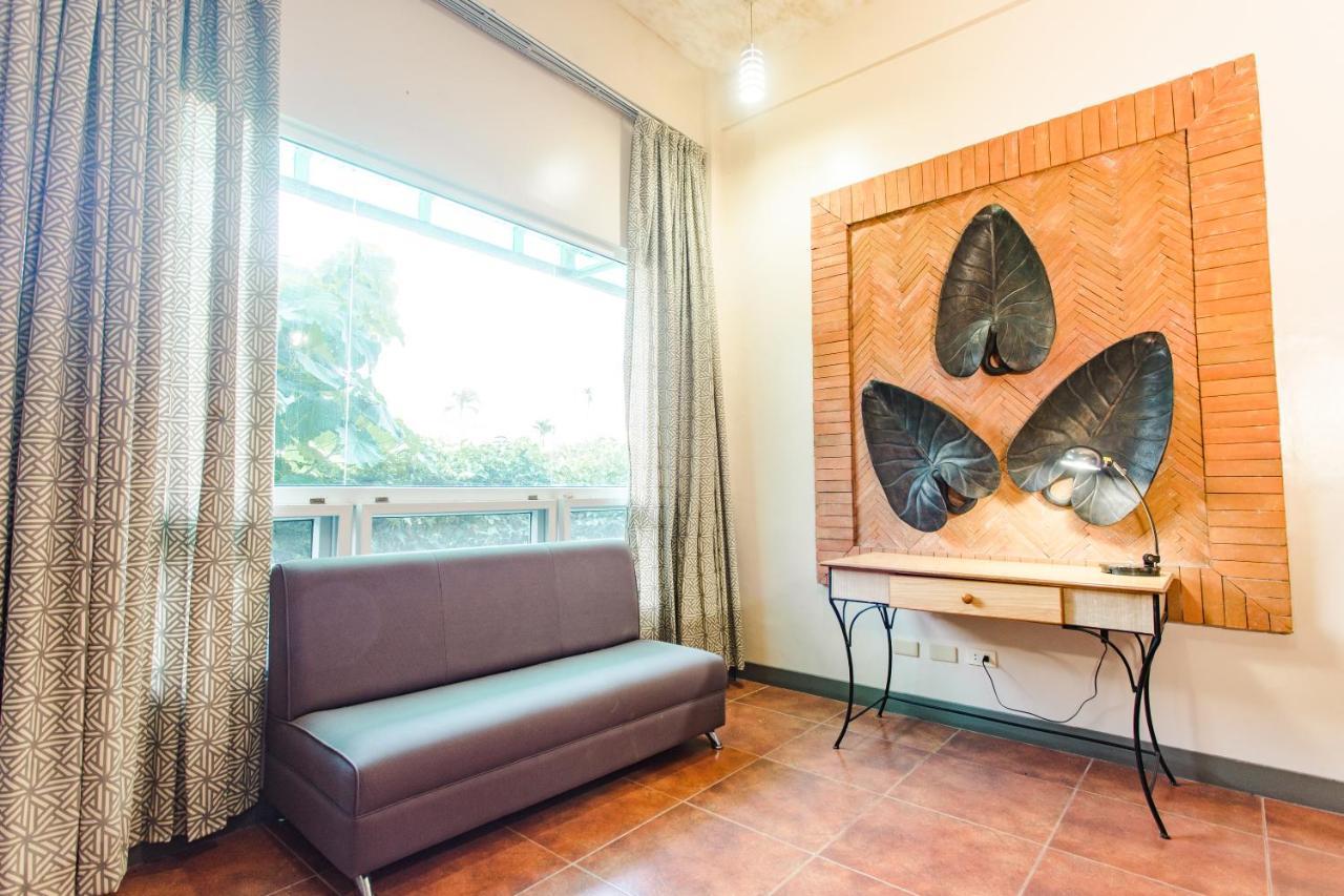 The Park - Silang Hotel Bagian luar foto