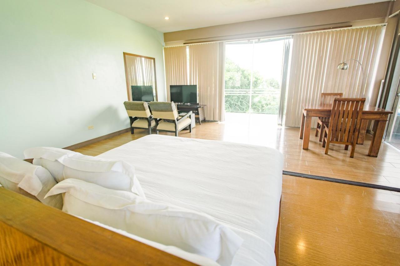 The Park - Silang Hotel Bagian luar foto
