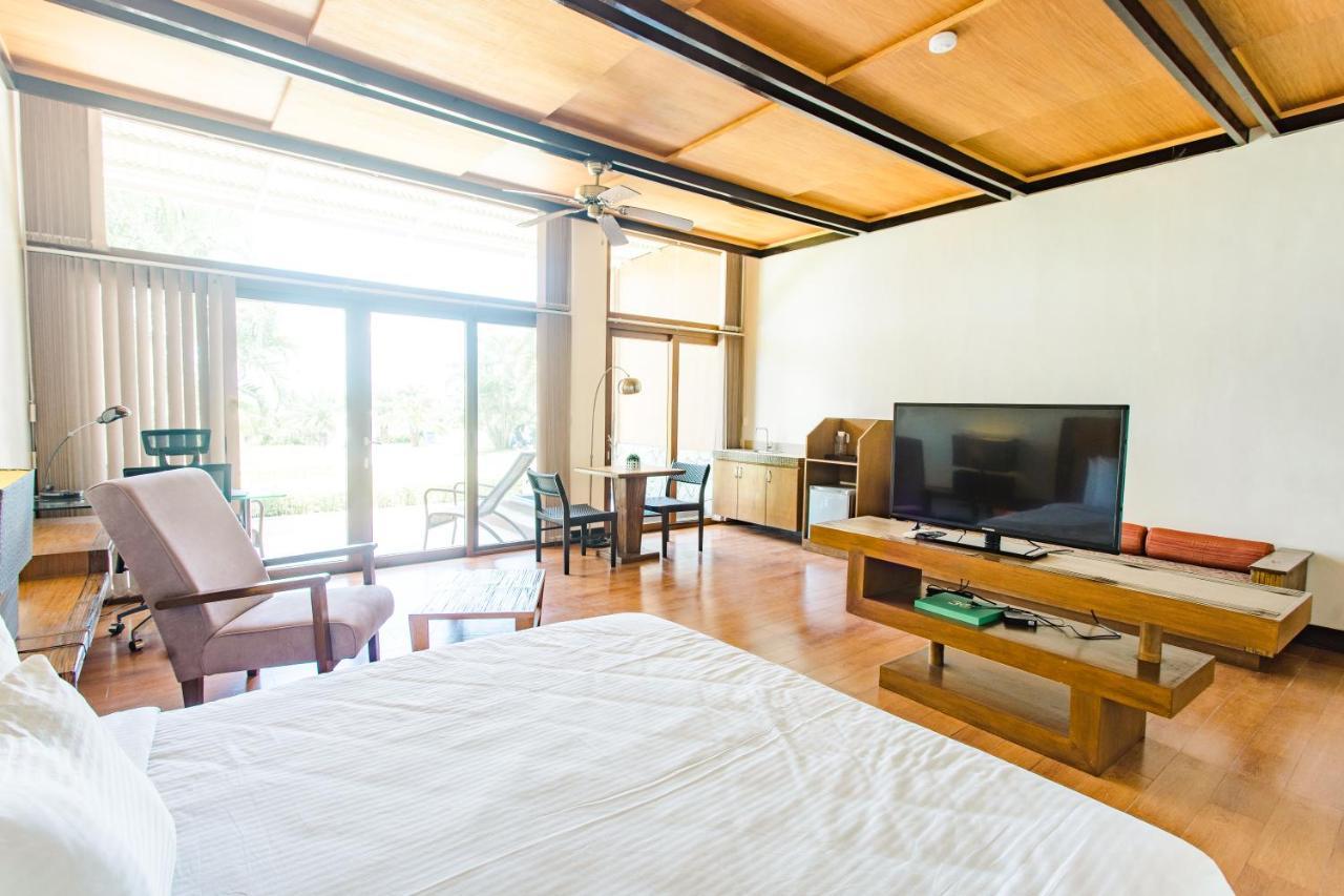 The Park - Silang Hotel Bagian luar foto
